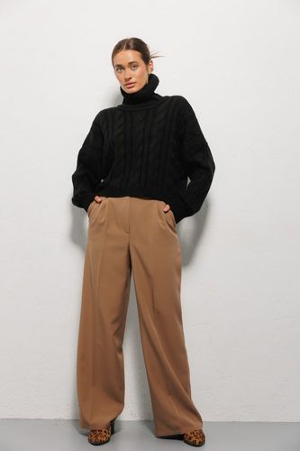 Укорочений светр oversize з великою в'язкою в косички, Чорний, One Size