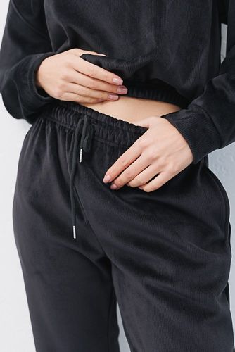 Велюровий костюм з джогерів та укороченим світшотом, Чорний, L-XL