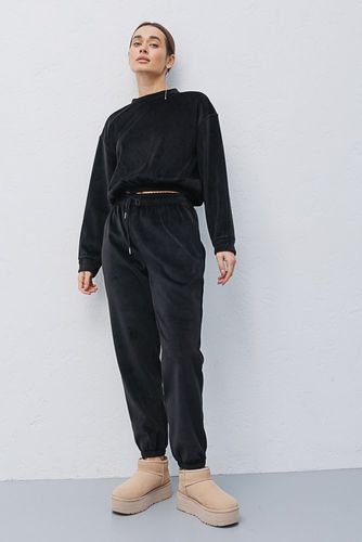 Велюровий костюм з джогерів та укороченим світшотом, Чорний, L-XL